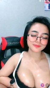 Belahan toket berkeringat bikin sange pascol